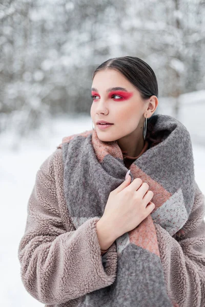 一个穿着时尚保暖外套 头戴毛皮外套 头戴围巾 穿着雪衣的年轻时尚女模特的明亮冬季画像 — 图库照片