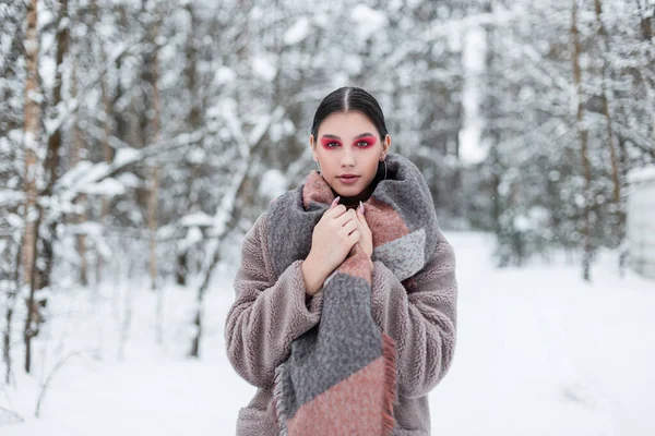 Menina Moda Moda Com Maquiagem Colorida Brilhante Roupas Inverno Elegantes — Fotografia de Stock