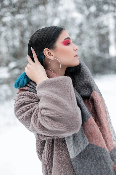 Elegante Modelo Hermosa Mujer Joven Con Maquillaje Color Brillante Sombras — Foto de Stock