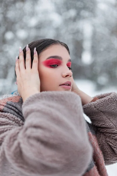 Stylový Portrét Krásné Mladé Ženy Barevným Růžovým Make Módní Zimní — Stock fotografie