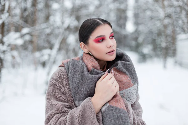 Bela Jovem Mulher Modelo Com Maquiagem Colorida Brilhante Sombras Olhos — Fotografia de Stock