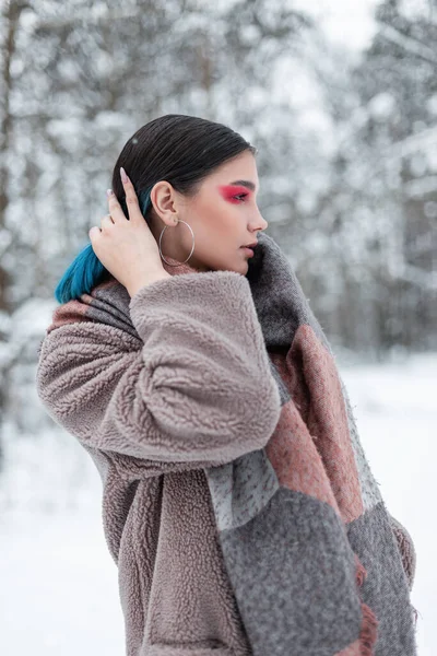 Modelo Menina Bonita Elegante Com Maquiagem Brilhante Colorida Vestido Inverno — Fotografia de Stock