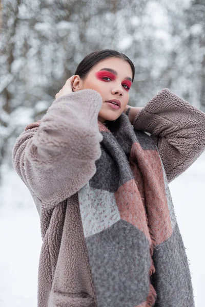 Modisches Glamouröses Frauenmodel Mit Leuchtend Farbigem Make Warmer Winterkleidung Mit — Stockfoto