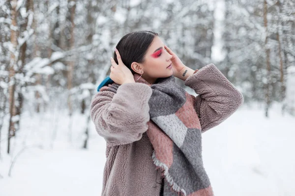 Schöne Skandinavische Mädchen Modischen Winter Warme Kleidung Mit Mantel Schal — Stockfoto