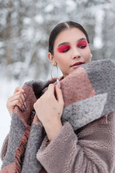 Stilvolle Schöne Junge Mädchen Mit Rosa Lidschatten Und Farbigem Make — Stockfoto