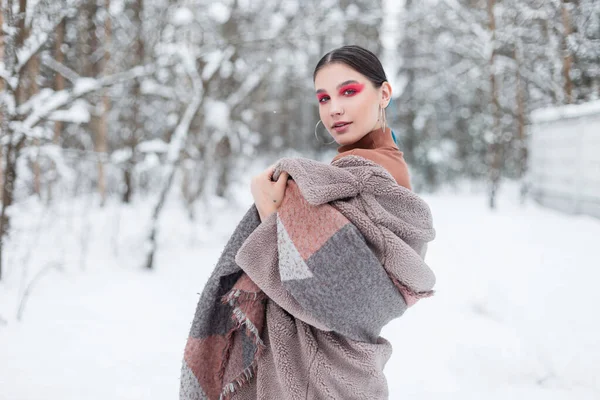 Renkli Pembe Makyajlı Şık Kış Kıyafetleriyle Klasik Bir Eşarp Kürk — Stok fotoğraf