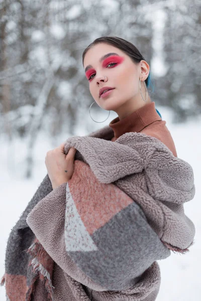 Mulher Bonita Elegante Com Maquiagem Cor Rosa Roupas Inverno Moda — Fotografia de Stock