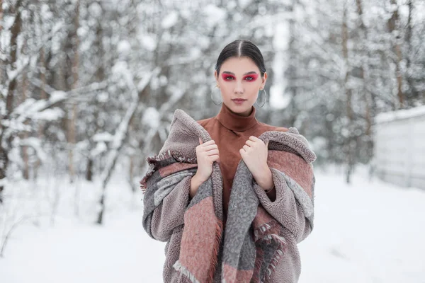 在雪地的森林里 穿着华丽时髦的冬季服装 穿着鲜艳粉色化妆品的时尚少女嬉皮士 — 图库照片