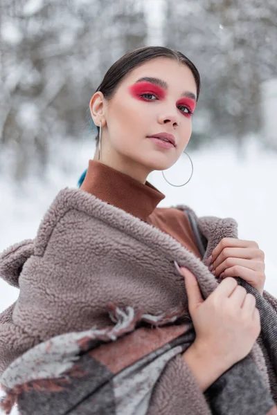 화장을 아름다운 여성의 초상화와 그림자가 자연의 배경에 스웨터와 스카프를 유행하는 — 스톡 사진