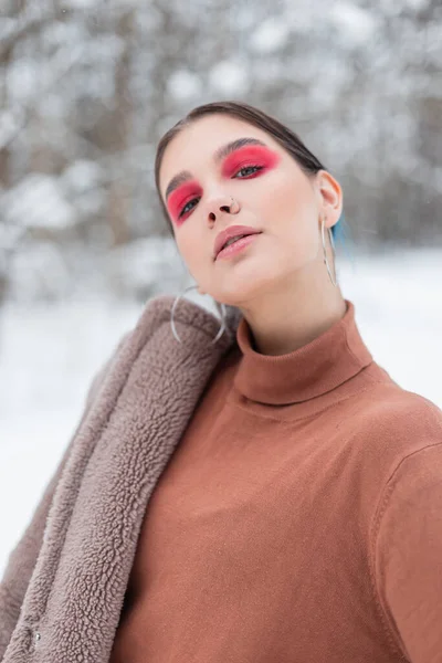 Retrato Moda Uma Menina Modelo Bonita Com Maquiagem Rosa Colorida — Fotografia de Stock