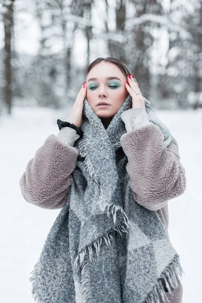 在冬季雪地的森林里 身穿冬季服装 头戴围巾 身穿暖和毛皮外套的时髦而美丽的俄罗斯女模特儿 — 图库照片