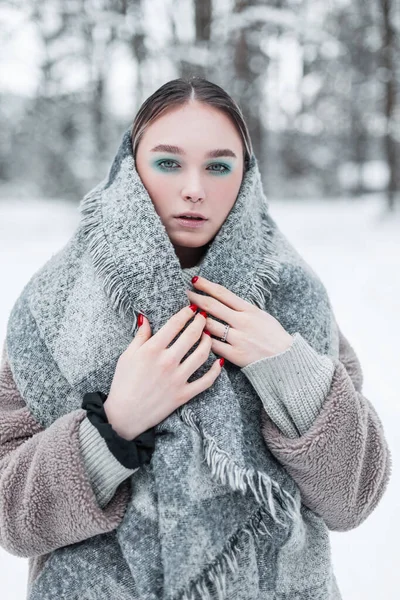 Modelo Jovem Bonito Elegante Com Maquiagem Roupas Inverno Com Lenço — Fotografia de Stock