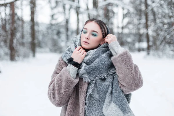 Vacker Ung Vogue Flicka Modell Vinter Vintage Kläder Med Halsduk — Stockfoto