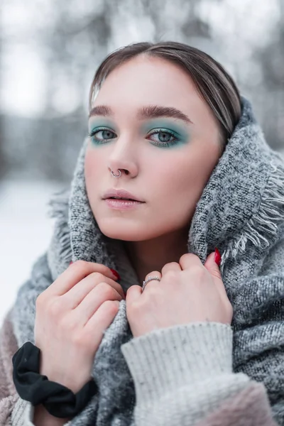 Skandinavisches Frauenporträt Einer Schönen Starken Frau Modischer Kleidung Mit Schal — Stockfoto