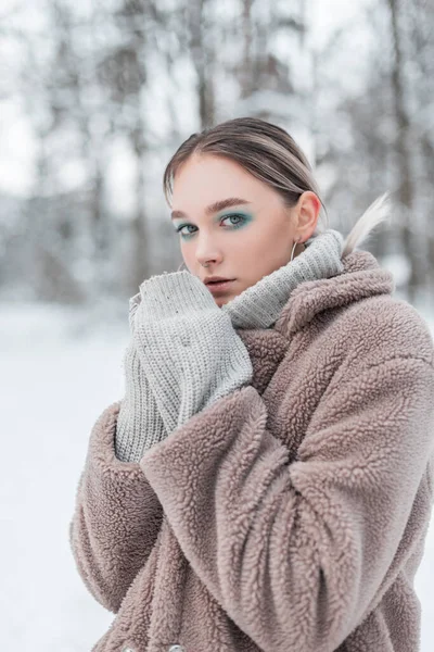 Winterporträt Einer Hübschen Jungen Modischen Mädchen Mit Warmen Stilvollen Kleidern — Stockfoto