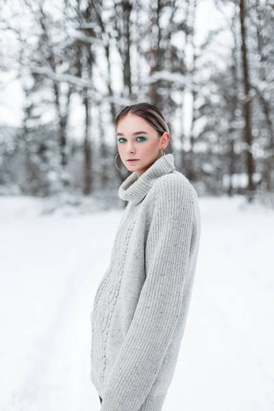 Schöne Modische Frau Einem Modischen Strickpullover Einem Verschneiten Park Einem — Stockfoto