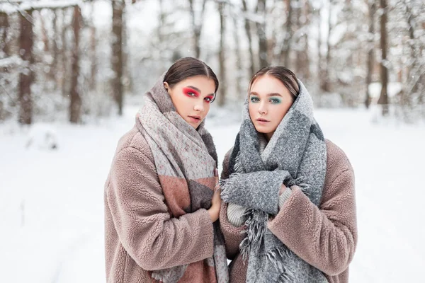 Zwei Hübsche Junge Models Mit Farbigem Kreativem Make Modischer Winterkleidung — Stockfoto