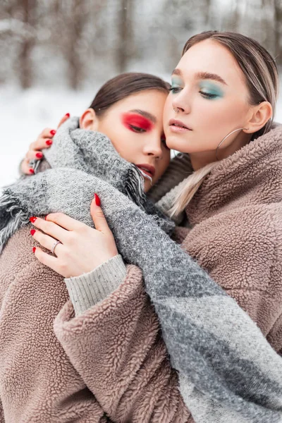 Δύο Κομψά Όμορφα Νεαρά Κορίτσια Δημιουργικό Χρώμα Μακιγιάζ Μοντέρνα Χειμωνιάτικα — Φωτογραφία Αρχείου