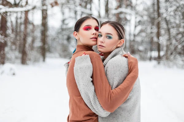 Dva Krásné Mladé Stylové Ženy Model Jasným Make Retro Pletené — Stock fotografie