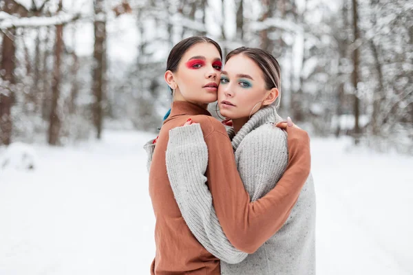 Két Gyönyörű Fiatal Elegáns Modell Fényes Smink Vintage Kötött Pulóverek — Stock Fotó