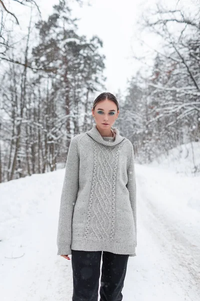 Elegante Modelo Chica Bastante Joven Suéter Punto Vintage Camina Bosque —  Fotos de Stock