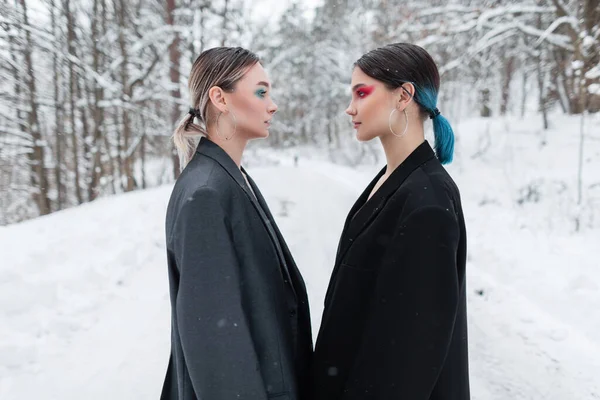 Två Snygga Vackra Unga Kvinnor Modeller Med Ett Ljust Utseende — Stockfoto