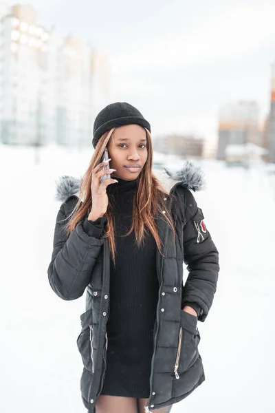 Стильная Молодая Африканская Женщина Модной Одежде Ходит Разговаривает Телефону Белом — стоковое фото