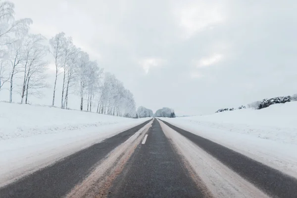 Vinter Asfalterad Väg Med Snö Och Fantastiska Vita Träd Att — Stockfoto