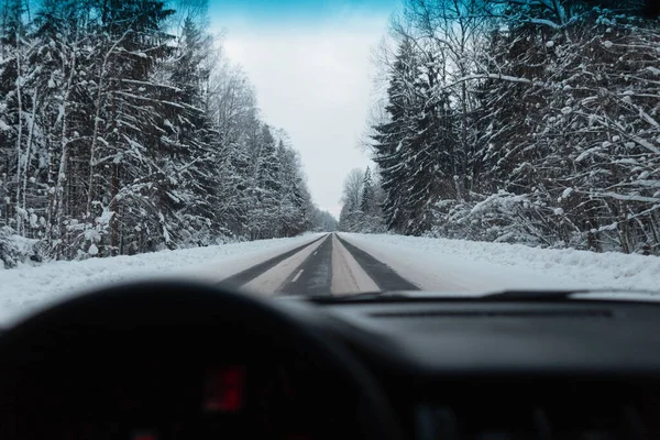 Bil Kör Längs Snöig Väg Fantastisk Vinterskog Utsikt Från Bilstugan — Stockfoto