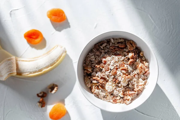 Gesundes Rohkost Müsli Mit Haferflocken Getrockneten Aprikosen Walnüssen Und Bananen — Stockfoto