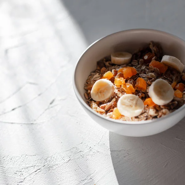 Gesundes Leckeres Müsli Mit Getrockneten Aprikosen Bananen Nüssen Und Getrockneten — Stockfoto