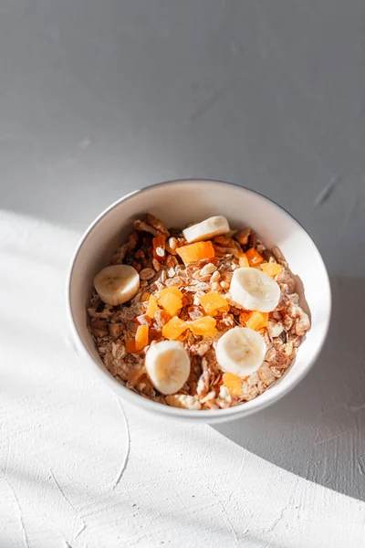 Leckeres Laktosefreies Frühstücksmüsli Mit Haferflocken Getrockneten Aprikosen Und Banane Einer — Stockfoto