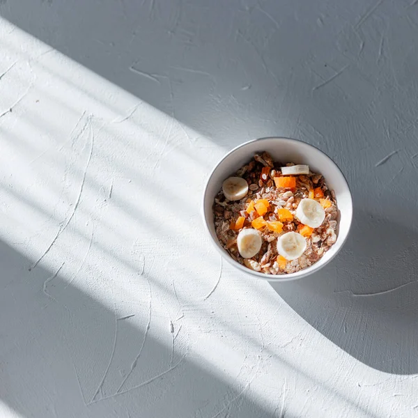 Gesundes Leckeres Frühstücksmüsli Mit Haferflocken Getrockneten Aprikosen Und Banane Einer — Stockfoto