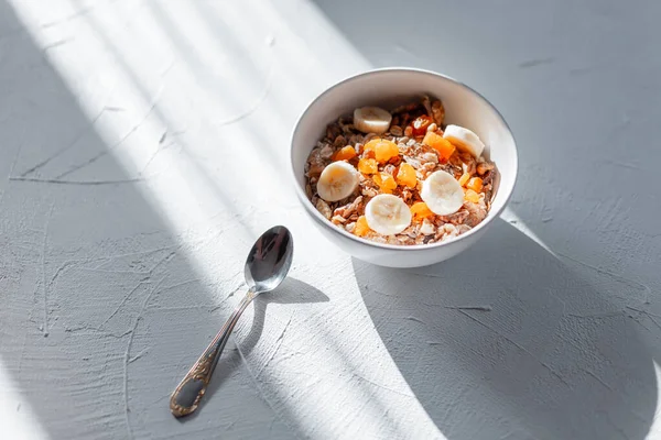 Gesundes Leckeres Frühstücksmüsli Mit Haferflocken Getrockneten Aprikosen Bananen Und Getrockneten — Stockfoto
