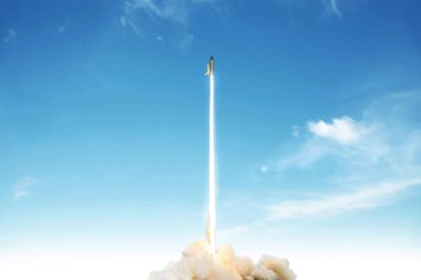 Roket havalandı ve mavi gökyüzünde bir uzay görevine başladı. Patlama ve dumanlı uzay gemisi uzaya fırlatıldı 