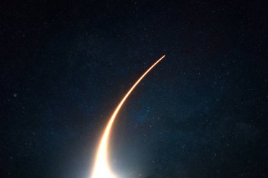 Işık patlamalı roket yıldızlı gökyüzünde uzaya uçar. Karanlık bir arkaplanda uzay gemisi fırlatması, konsept. 