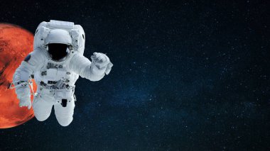 Uzay giysili uzay adamı kızıl gezegen Mars 'la yıldızlı uzayda uçar, metin ve tasarım için uzayı kopyalar. Kozmos duvar kağıdı 