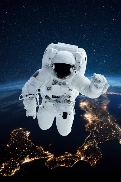 Astronauta Voa Perto Planeta Terra Com Luzes Noturnas Cidades Espaço — Fotografia de Stock