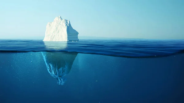 冰山与一个塑料垃圾袋在水下 污染海洋和自然的概念 水里的垃圾和融化的冰川 环境污染 — 图库照片