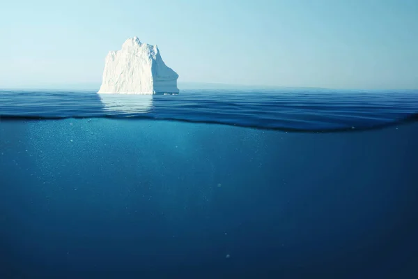 冰山带着水下的景色漂浮在海洋中 冰川融化和全球变暖概念 — 图库照片