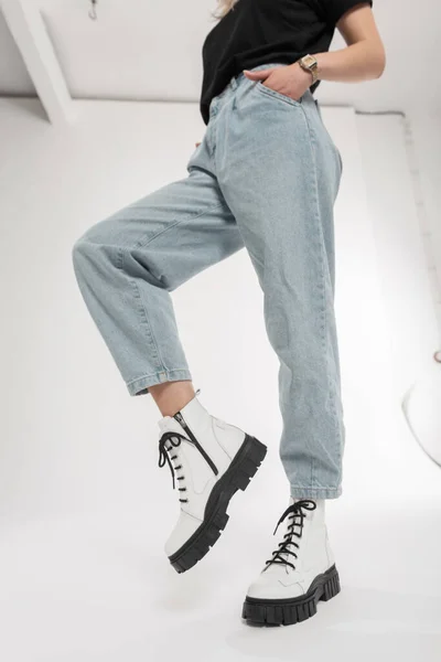 Menina Moda Jeans Azuis Largos Vintage Com Botas Brancas Elegantes — Fotografia de Stock