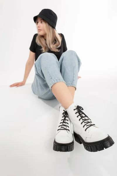 Loira Bonita Moda Modelo Menina Roupa Forma Com Jeans Azuis — Fotografia de Stock