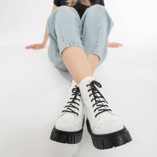 Sepatu Mode Kulit Wanita Yang Cantik Close Gadis Bergaya Dengan — Stok Foto