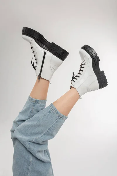 Женские Ноги Белых Модных Кожаных Ботинках Заднем Плане Ателье Стильная — стоковое фото