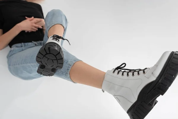 Gadis Hipster Dengan Sepatu Kulit Putih Modis Dengan Celana Jeans — Stok Foto
