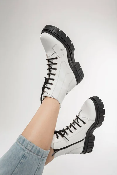 Női Lábak Divat Bőr Fehér Cipő Elszigetelt Fehér Háttér Modell — Stock Fotó
