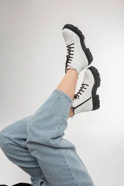 Молодая Женщина Синих Классических Джинсах Модных Кожаных Туфлях Белом Фоне — стоковое фото