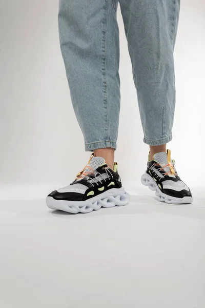 Sportmodische Bequeme Schuhe Auf Grauem Hintergrund Mädchen Stylischen Laufschuhen Mit — Stockfoto