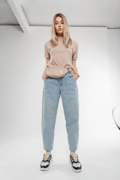 Söt Mode Blond Kvinna Snygga Sommarkläder Med Beige Shirt Blå — Stockfoto