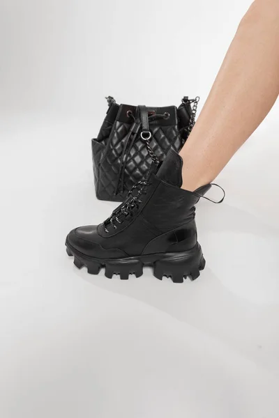 Élégantes Chaussures Cuir Noir Avec Sac Main Mode Sur Fond — Photo